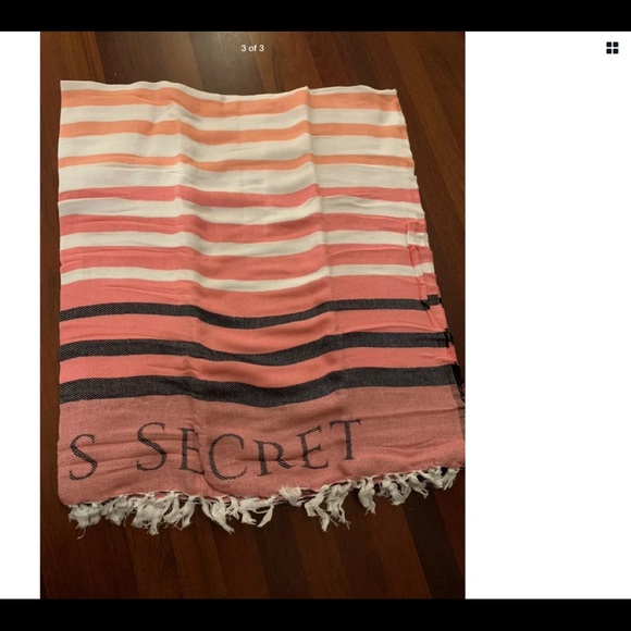 VICTORIAS SECRET~STRIPED Stadium Blanket - Picture 2 of 2